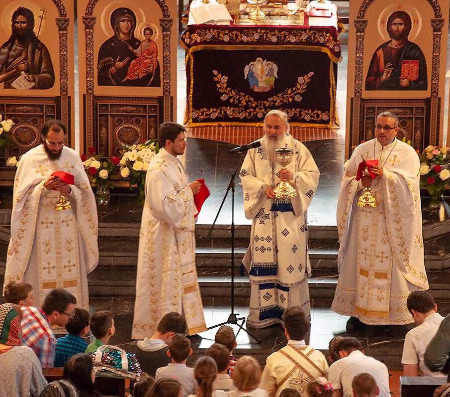 Ceremonie bisericească cu preoții la altar