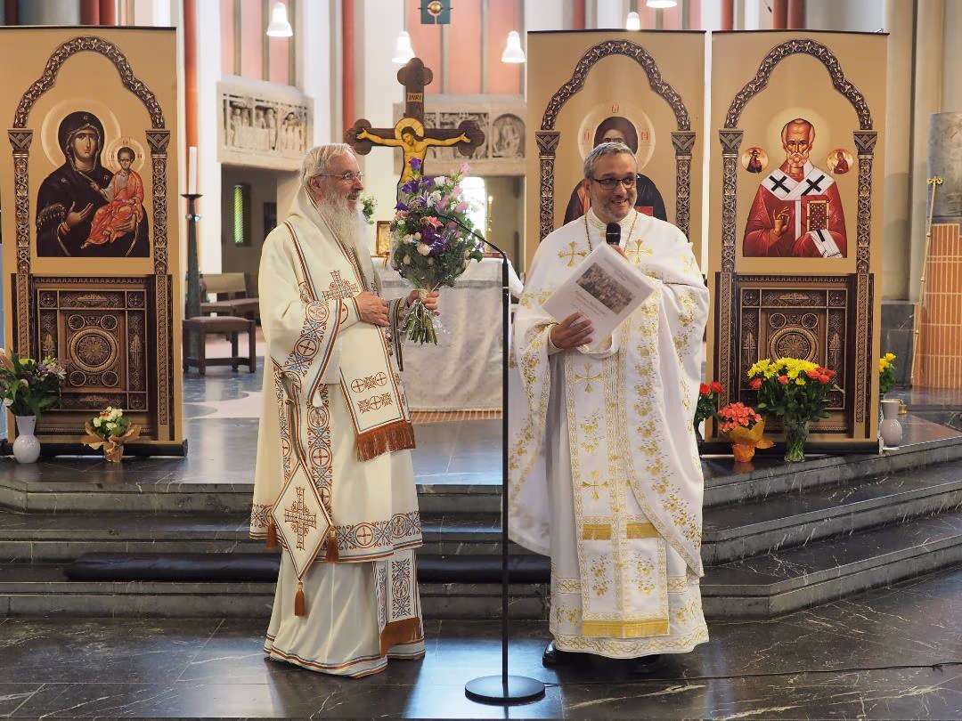 Preotul la altar \xeen timpul ceremoniei bisericești