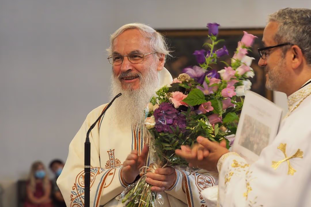 Preot binecuv\xe2nt\xe2nd florile \xeen timpul sărbătorii