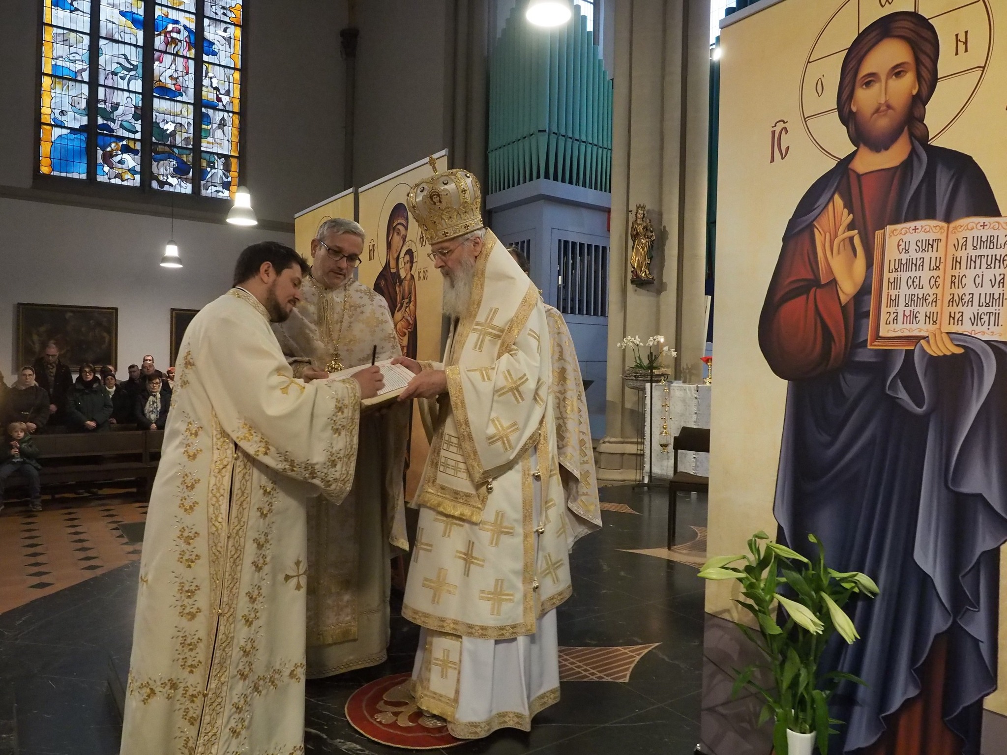 Un hram de neuitat 4