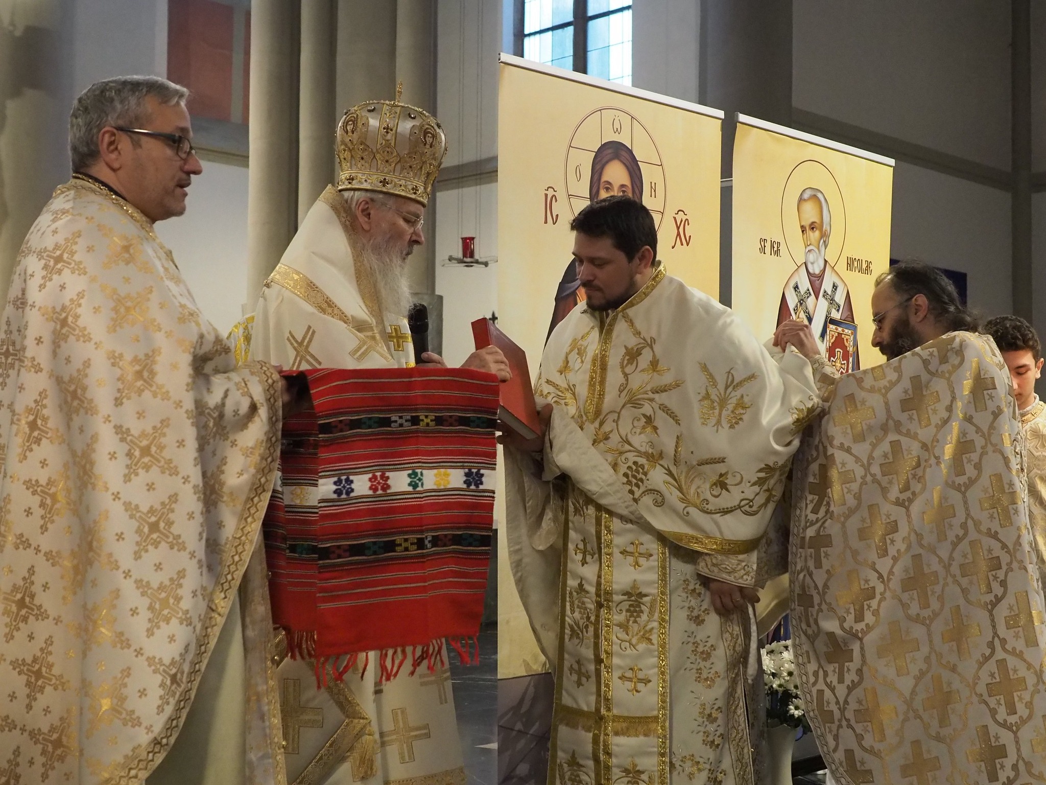 Un hram de neuitat 8