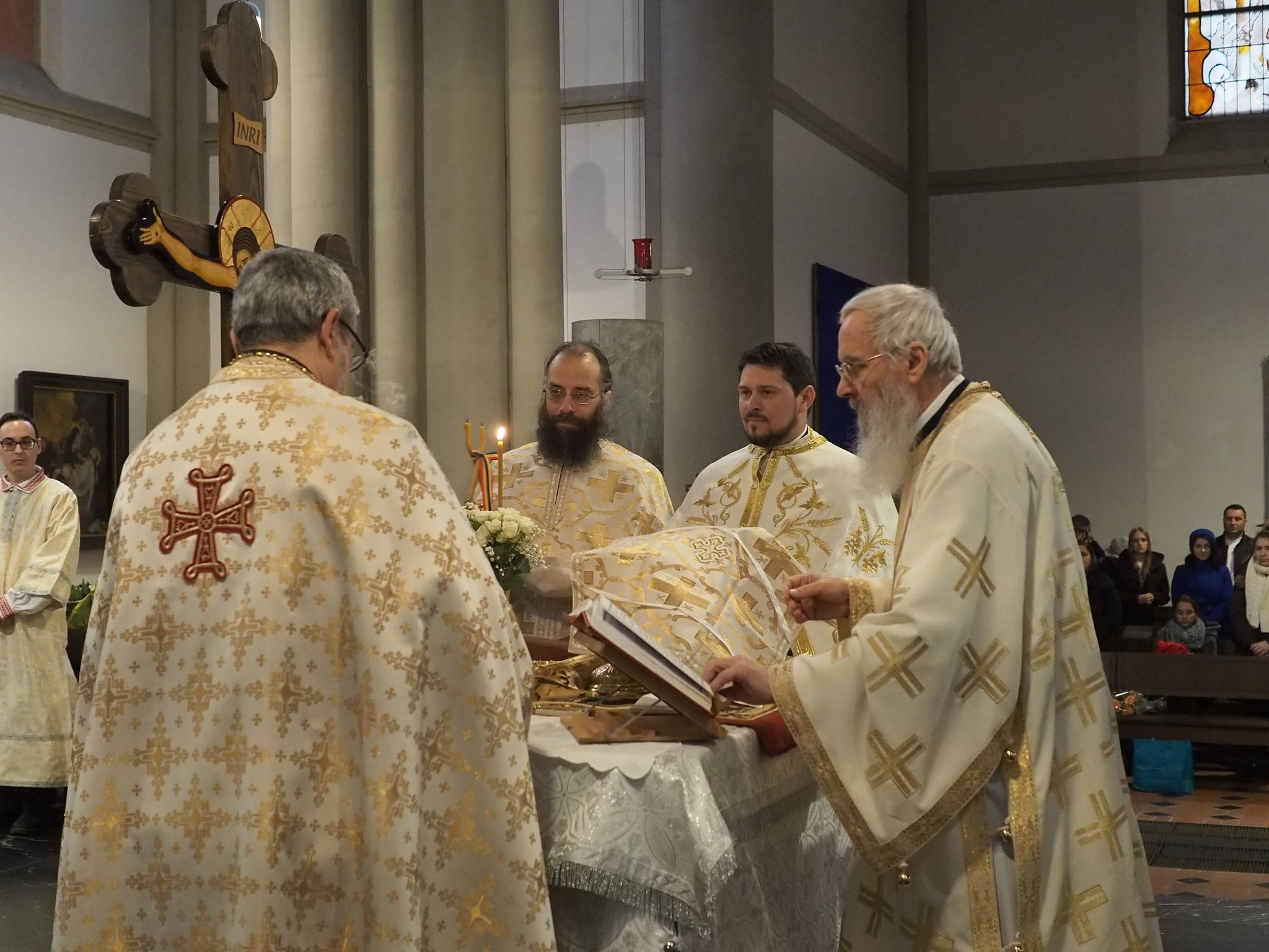 Un hram de neuitat 10