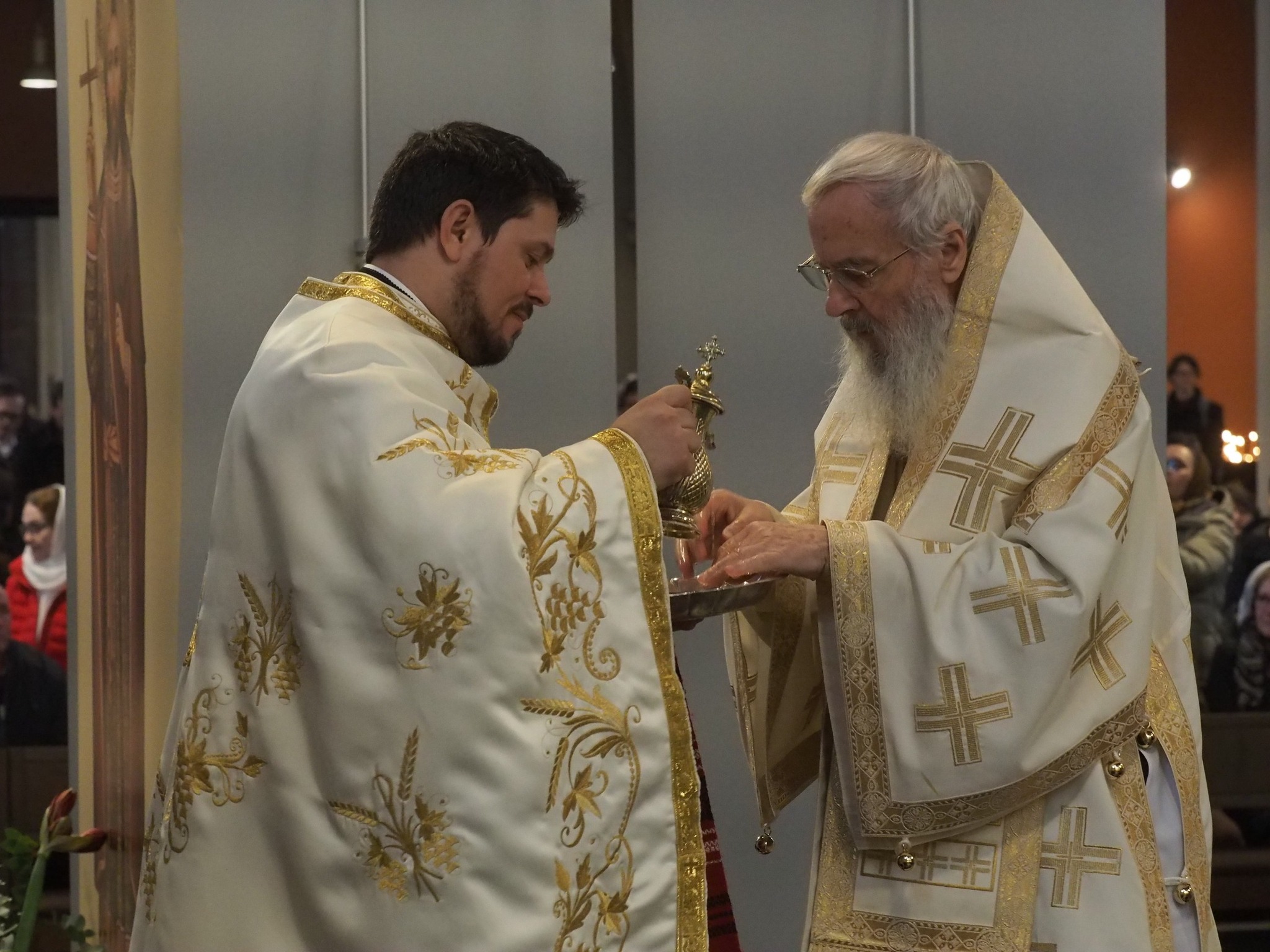 Un hram de neuitat 13