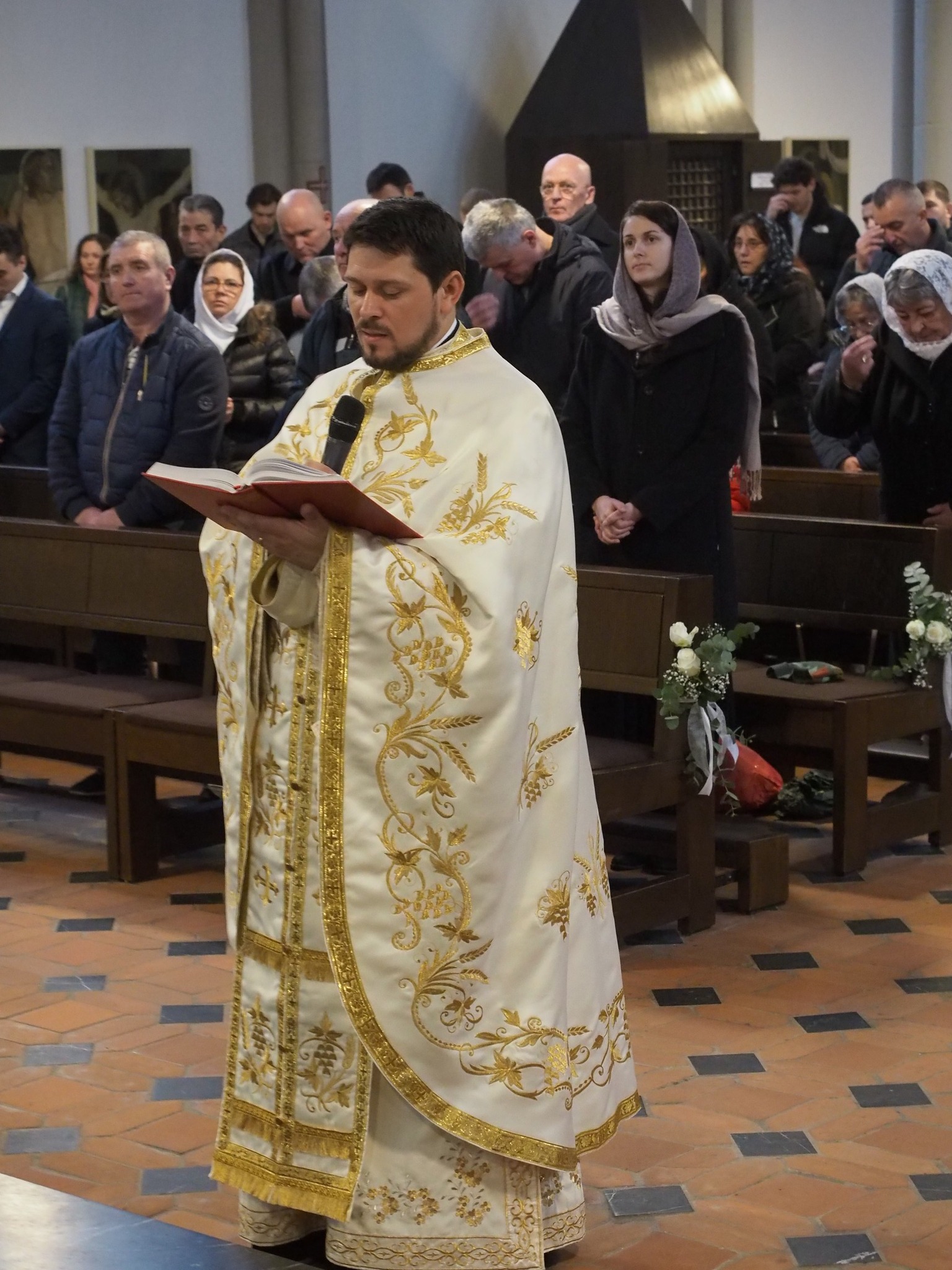 Un hram de neuitat 14